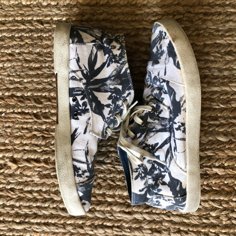 Men’s Tom’s Size 9